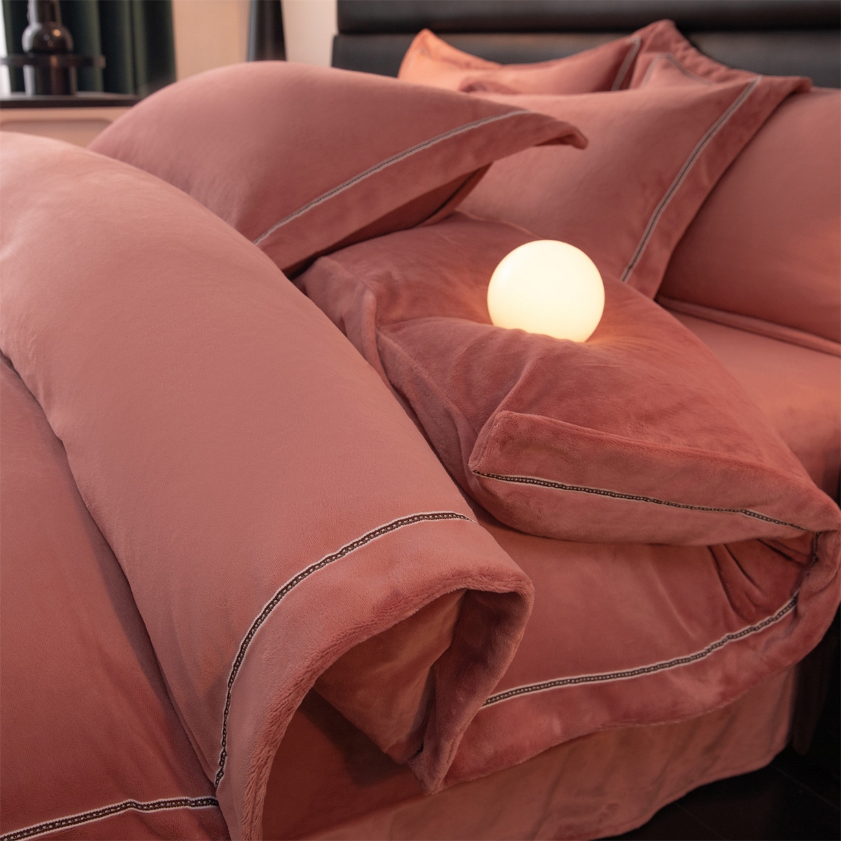 91家纺网 家纺一手货源 找家纺 暖洋 2025新款240克高克重全工艺纯色织带花边款牛奶绒四件套 云锦红