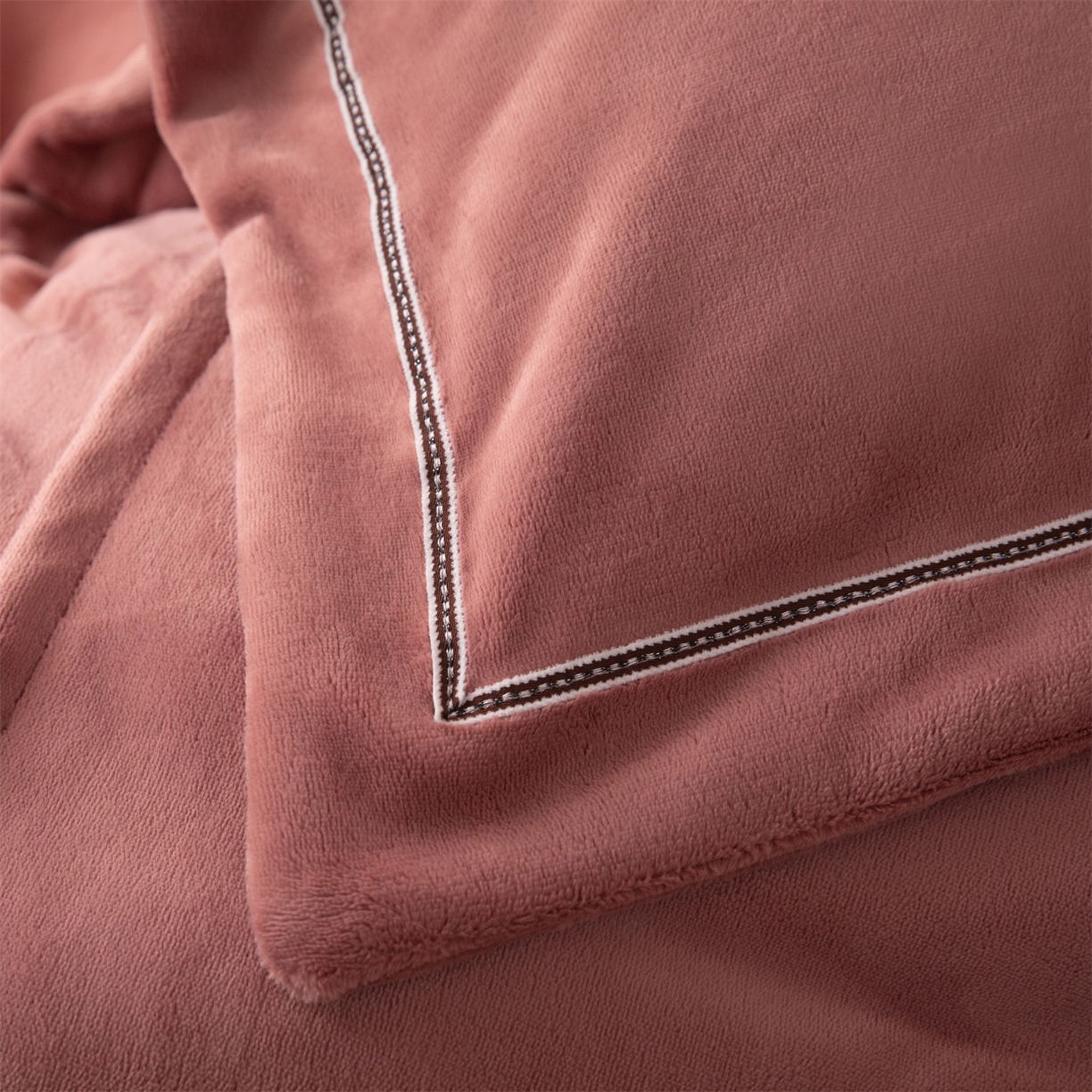 91家纺网 家纺一手货源 找家纺 暖洋 2025新款240克高克重全工艺纯色织带花边款牛奶绒四件套 云锦红