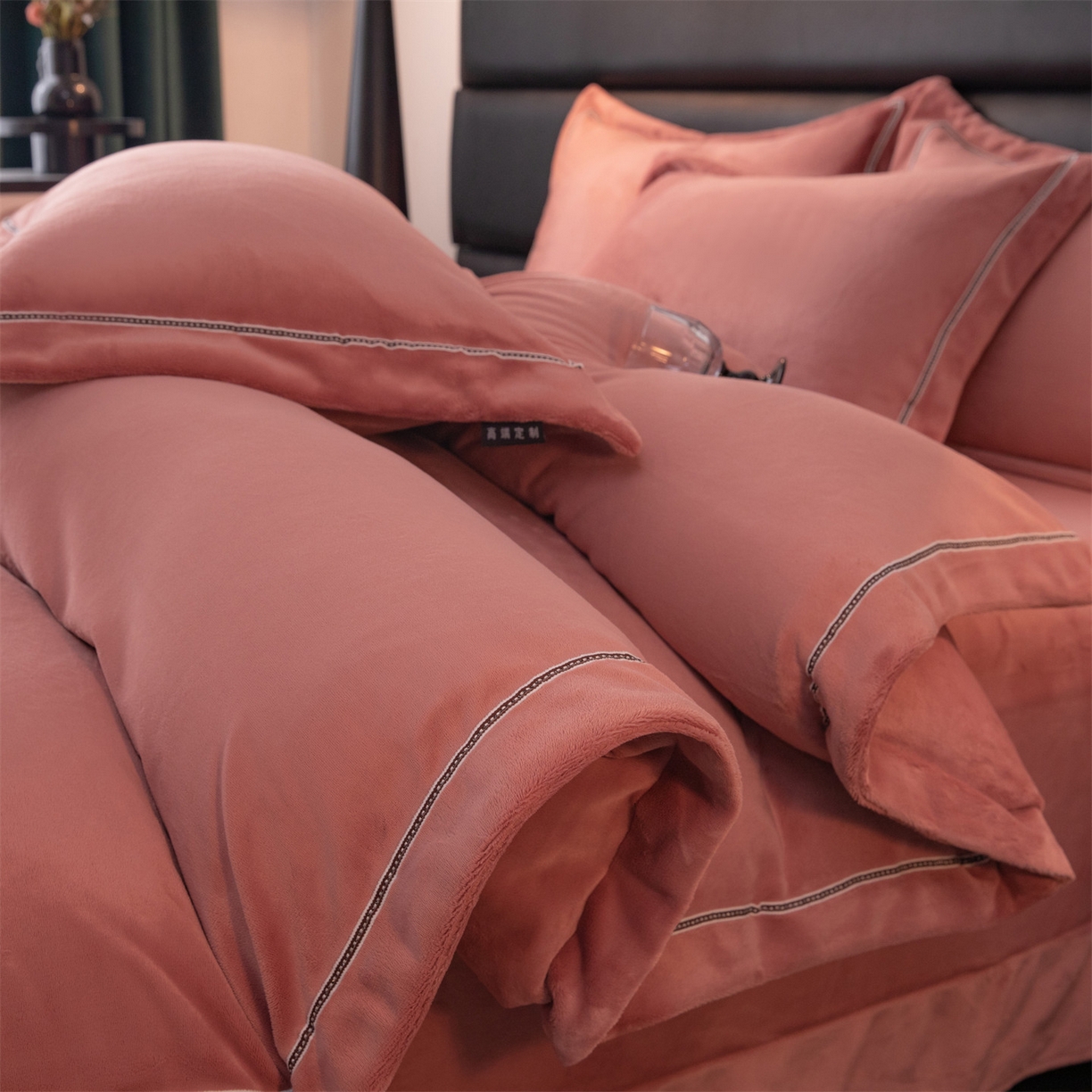 91家纺网 家纺一手货源 找家纺 暖洋 2025新款240克高克重全工艺纯色织带花边款牛奶绒四件套 云锦红