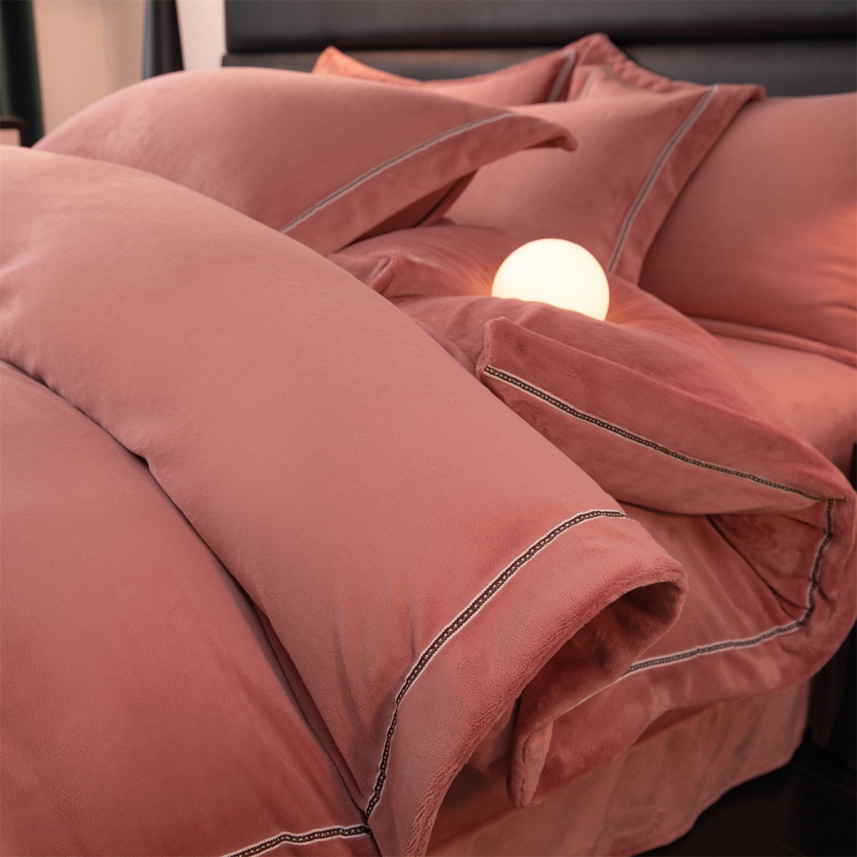 91家纺网 家纺一手货源 找家纺 暖洋 2025新款240克高克重全工艺纯色织带花边款牛奶绒四件套 云锦红