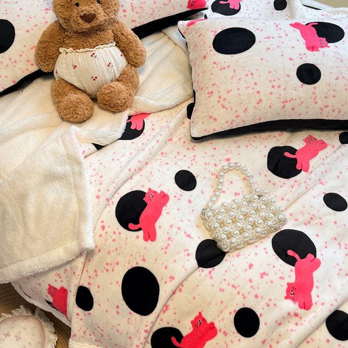 91家纺网 家纺一手货源 找家纺 红嘴企鹅 2025新款A类ins风卡通可爱加厚牛奶绒羊羔绒毛毯毯子办公室沙发儿童空调盖毯午休毯 波点猫