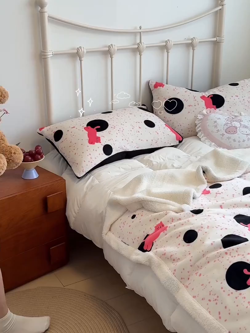 91家纺网 家纺一手货源 找家纺 红嘴企鹅 2025新款A类ins风卡通可爱加厚牛奶绒羊羔绒毛毯毯子办公室沙发儿童空调盖毯午休毯 波点猫