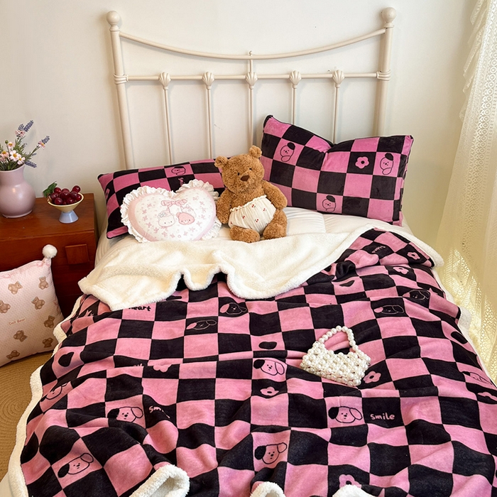 91家纺网 家纺一手货源 找家纺 红嘴企鹅 2025新款A类ins风卡通可爱加厚牛奶绒羊羔绒毛毯毯子办公室沙发儿童空调盖毯午休毯 棋盘狗