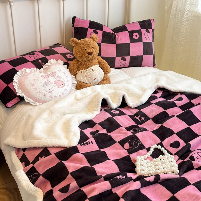 91家纺网 家纺一手货源 找家纺 红嘴企鹅 2025新款A类ins风卡通可爱加厚牛奶绒羊羔绒毛毯毯子办公室沙发儿童空调盖毯午休毯 棋盘狗