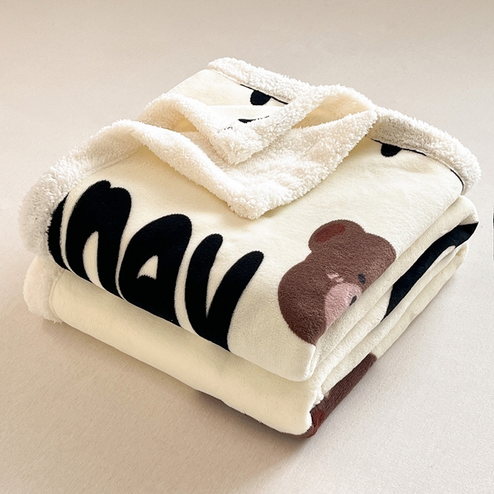 91家纺网 家纺一手货源 找家纺 红嘴企鹅 2025新款A类ins风卡通可爱加厚牛奶绒羊羔绒毛毯毯子办公室沙发儿童空调盖毯午休毯 字母熊