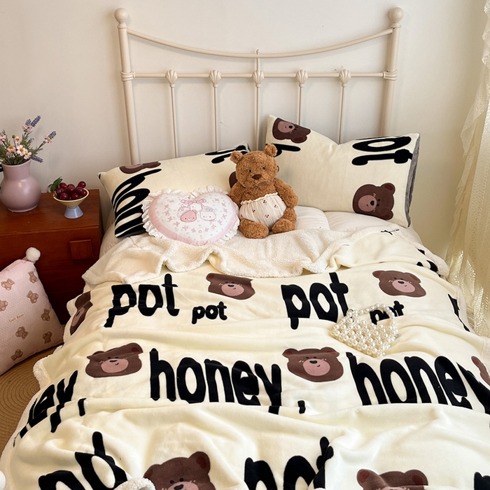 91家纺网 家纺一手货源 找家纺 红嘴企鹅 2025新款A类ins风卡通可爱加厚牛奶绒羊羔绒毛毯毯子办公室沙发儿童空调盖毯午休毯 字母熊