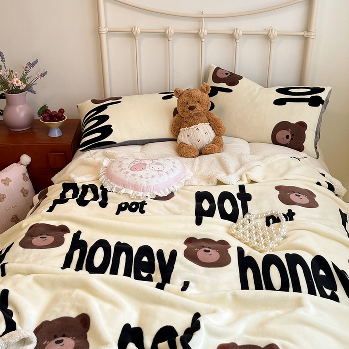 91家纺网 家纺一手货源 找家纺 红嘴企鹅 2025新款A类ins风卡通可爱加厚牛奶绒羊羔绒毛毯毯子办公室沙发儿童空调盖毯午休毯 字母熊