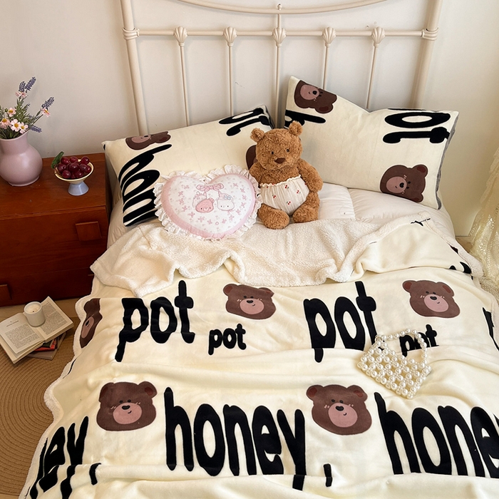 91家纺网 家纺一手货源 找家纺 红嘴企鹅 2025新款A类ins风卡通可爱加厚牛奶绒羊羔绒毛毯毯子办公室沙发儿童空调盖毯午休毯 字母熊