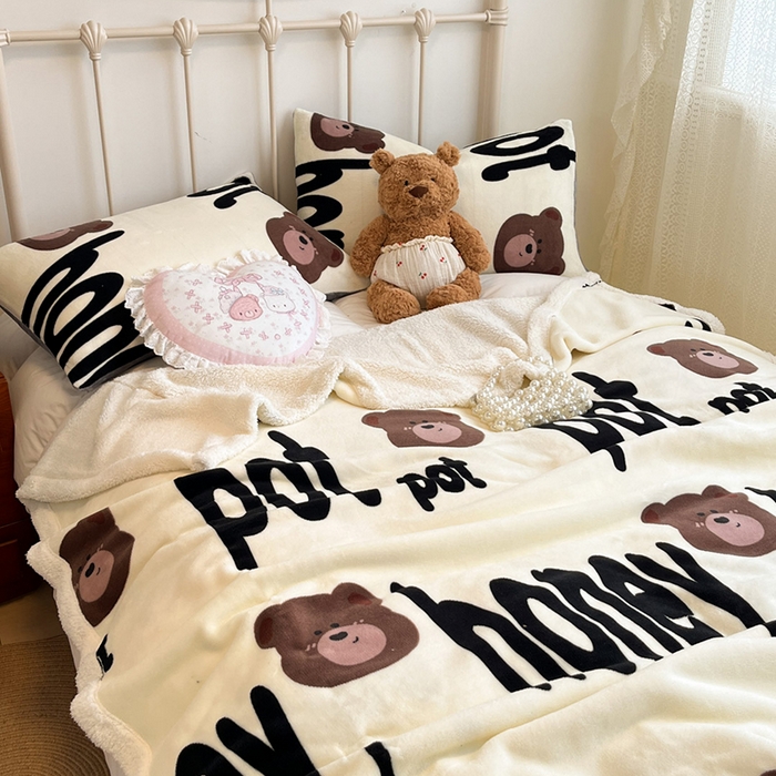 91家纺网 家纺一手货源 找家纺 红嘴企鹅 2025新款A类ins风卡通可爱加厚牛奶绒羊羔绒毛毯毯子办公室沙发儿童空调盖毯午休毯 字母熊