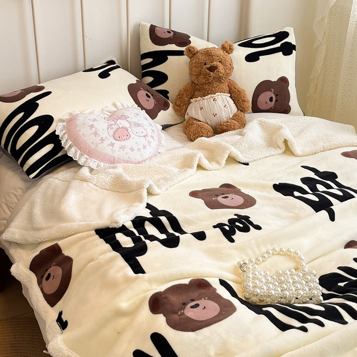 91家纺网 家纺一手货源 找家纺 红嘴企鹅 2025新款A类ins风卡通可爱加厚牛奶绒羊羔绒毛毯毯子办公室沙发儿童空调盖毯午休毯 字母熊