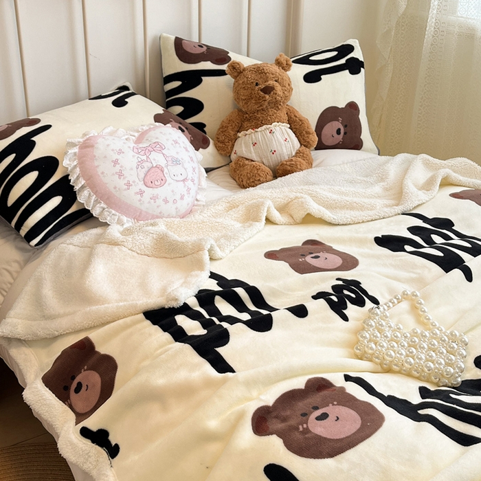 91家纺网 家纺一手货源 找家纺 红嘴企鹅 2025新款A类ins风卡通可爱加厚牛奶绒羊羔绒毛毯毯子办公室沙发儿童空调盖毯午休毯 字母熊