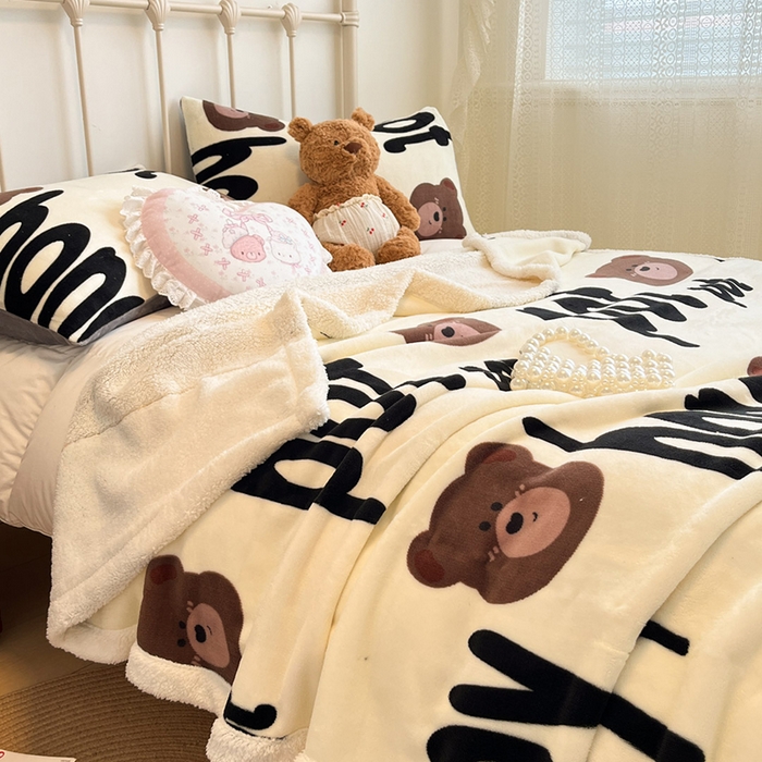 91家纺网 家纺一手货源 找家纺 红嘴企鹅 2025新款A类ins风卡通可爱加厚牛奶绒羊羔绒毛毯毯子办公室沙发儿童空调盖毯午休毯 字母熊