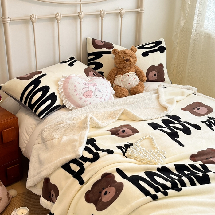 91家纺网 家纺一手货源 找家纺 红嘴企鹅 2025新款A类ins风卡通可爱加厚牛奶绒羊羔绒毛毯毯子办公室沙发儿童空调盖毯午休毯 字母熊