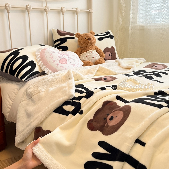 91家纺网 家纺一手货源 找家纺 红嘴企鹅 2025新款A类ins风卡通可爱加厚牛奶绒羊羔绒毛毯毯子办公室沙发儿童空调盖毯午休毯 字母熊