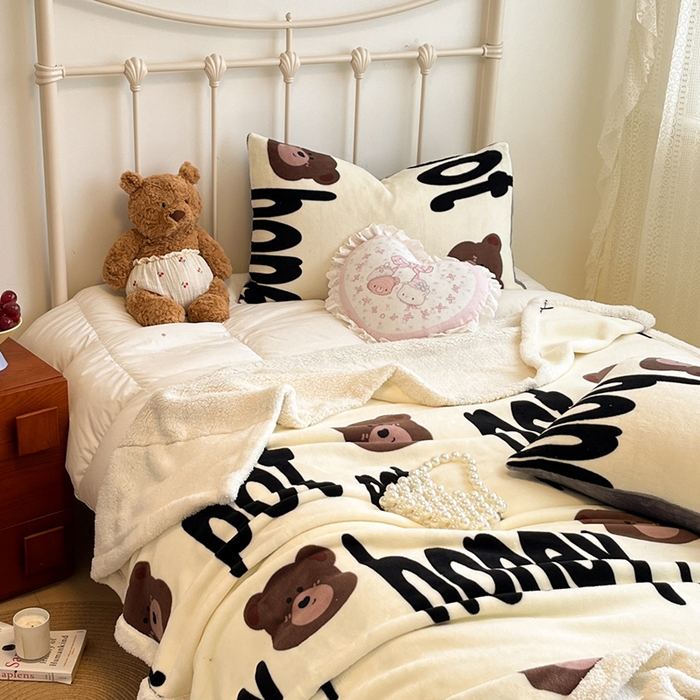 91家纺网 家纺一手货源 找家纺 红嘴企鹅 2025新款A类ins风卡通可爱加厚牛奶绒羊羔绒毛毯毯子办公室沙发儿童空调盖毯午休毯 字母熊