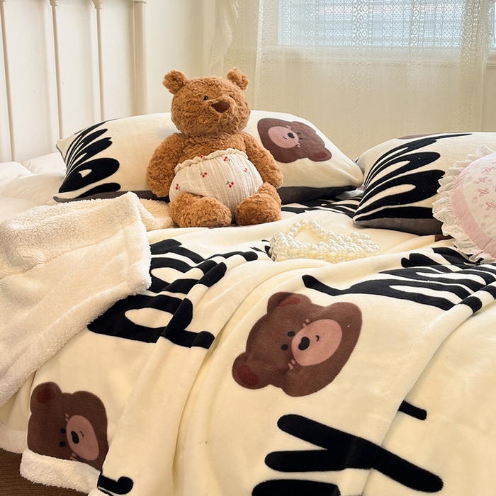 91家纺网 家纺一手货源 找家纺 红嘴企鹅 2025新款A类ins风卡通可爱加厚牛奶绒羊羔绒毛毯毯子办公室沙发儿童空调盖毯午休毯 字母熊