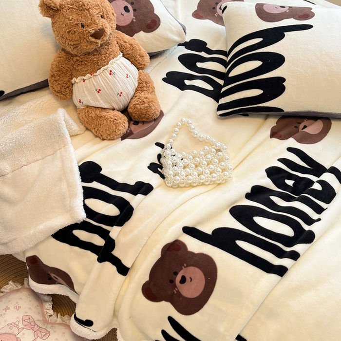 91家纺网 家纺一手货源 找家纺 红嘴企鹅 2025新款A类ins风卡通可爱加厚牛奶绒羊羔绒毛毯毯子办公室沙发儿童空调盖毯午休毯 字母熊