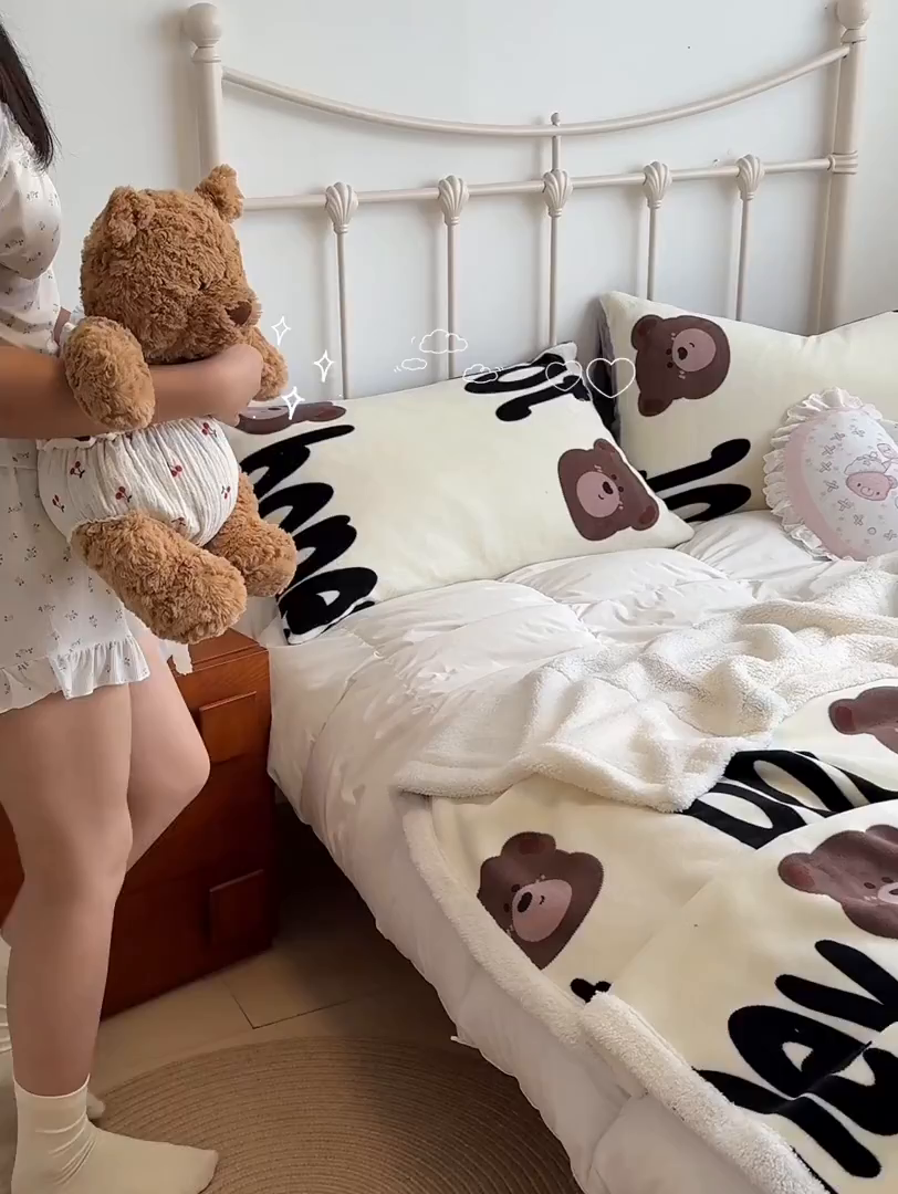 91家纺网 家纺一手货源 找家纺 红嘴企鹅 2025新款A类ins风卡通可爱加厚牛奶绒羊羔绒毛毯毯子办公室沙发儿童空调盖毯午休毯 字母熊