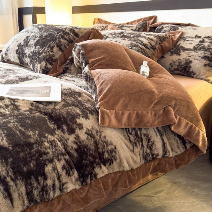 91家纺网 家纺一手货源 找家纺 九花鹿 2024新款A类宽边工艺款丹麦兔毛绒牛奶绒四件套 宽边丹麦兔绒-亦境(咖）