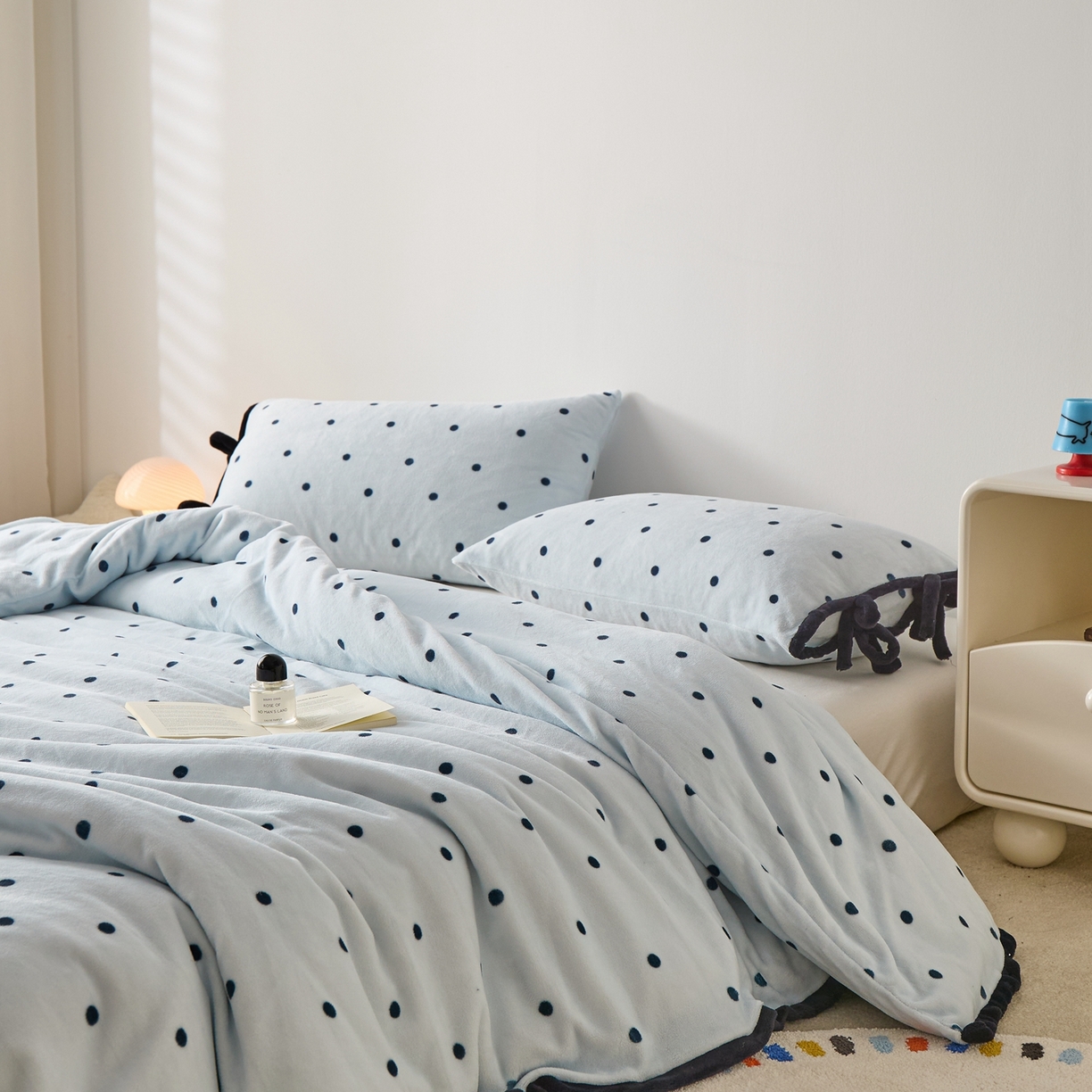 91家纺网 家纺一手货源 找家纺 禧禾 2025新款250G消光速暖绒印花断角拼色四件套-波尔卡（控价：到手价不能低于258） 波尔卡-云水蓝