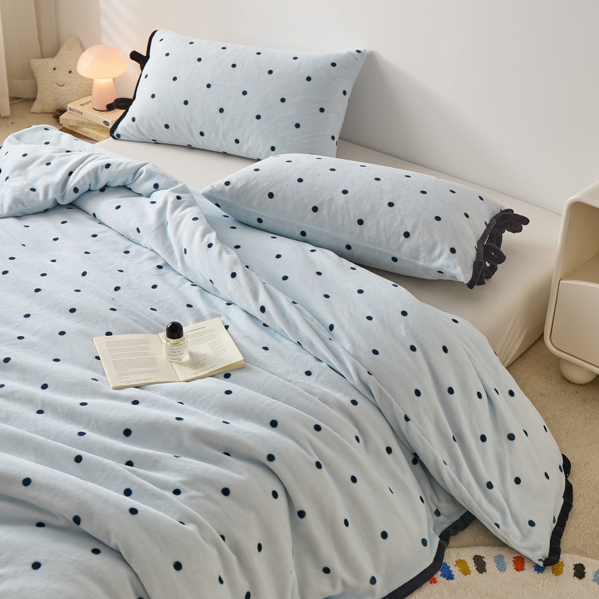 91家纺网 家纺一手货源 找家纺 禧禾 2025新款250G消光速暖绒印花断角拼色四件套-波尔卡（控价：到手价不能低于258） 波尔卡-云水蓝