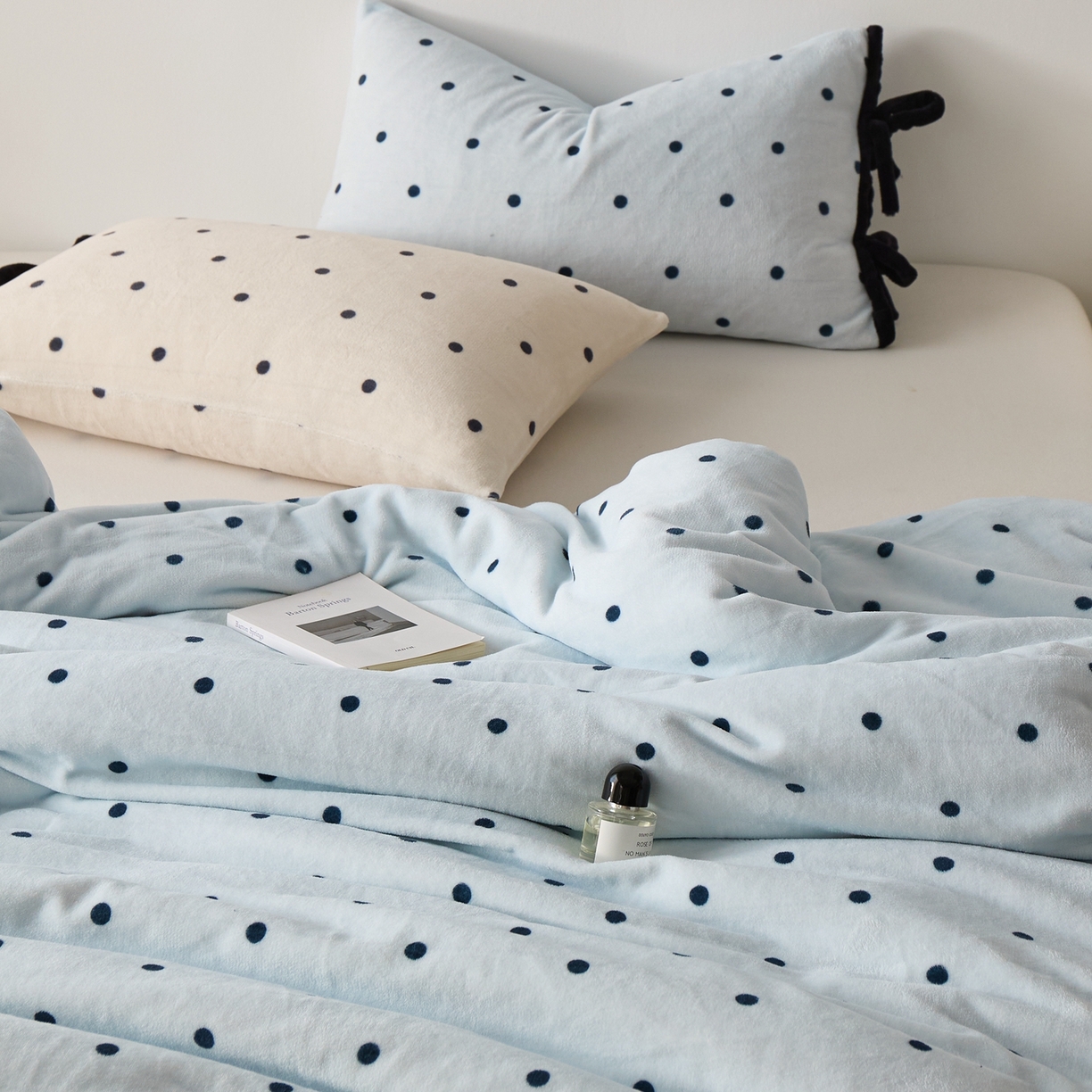 91家纺网 家纺一手货源 找家纺 禧禾 2025新款250G消光速暖绒印花断角拼色四件套-波尔卡（控价：到手价不能低于258） 波尔卡-云水蓝