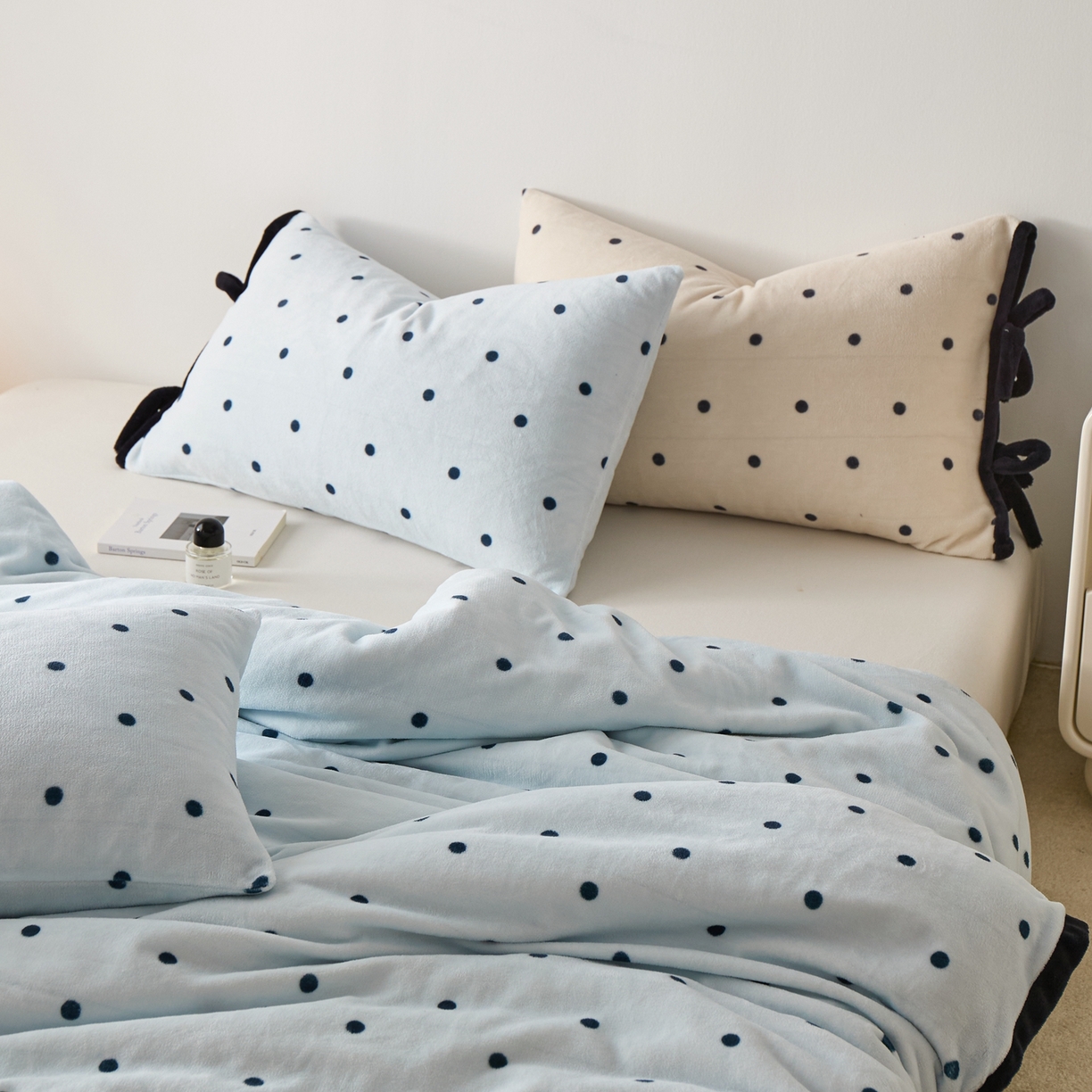 91家纺网 家纺一手货源 找家纺 禧禾 2025新款250G消光速暖绒印花断角拼色四件套-波尔卡（控价：到手价不能低于258） 波尔卡-云水蓝