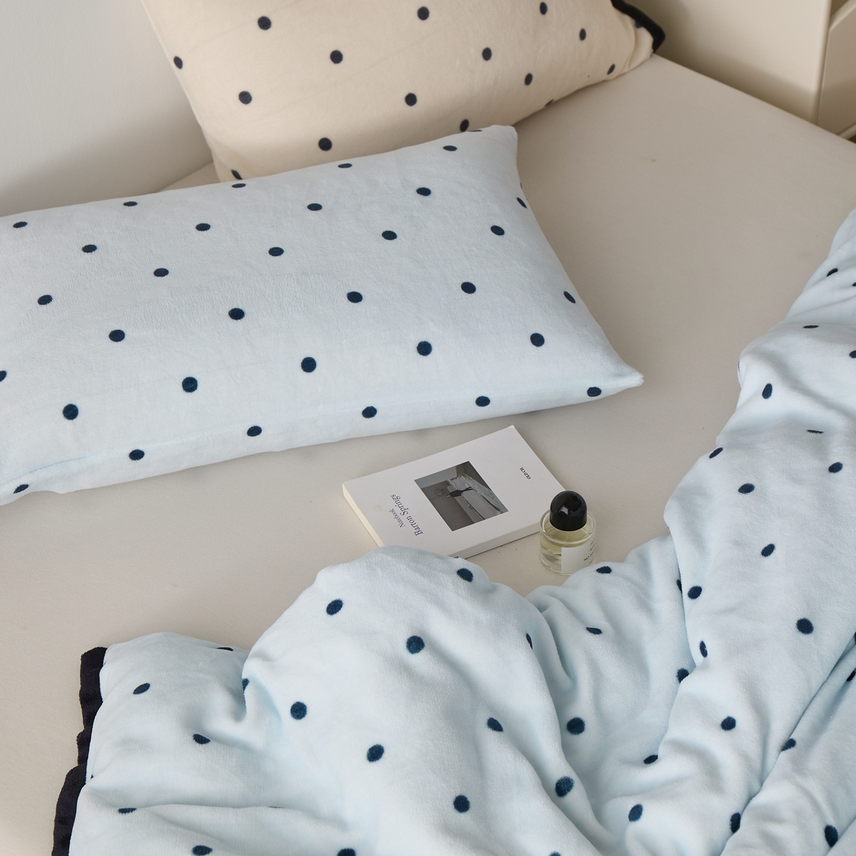 91家纺网 家纺一手货源 找家纺 禧禾 2025新款250G消光速暖绒印花断角拼色四件套-波尔卡（控价：到手价不能低于258） 波尔卡-云水蓝