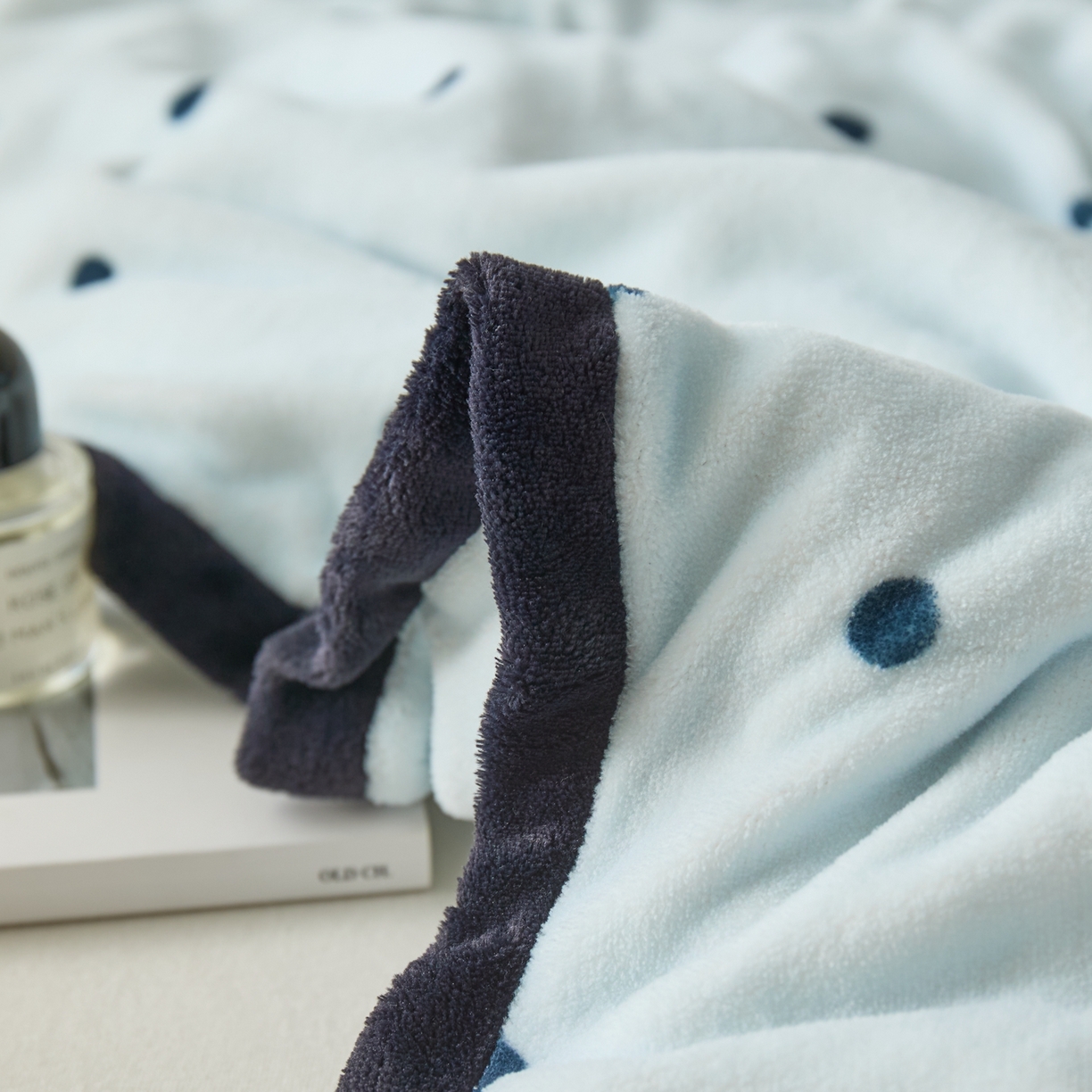 91家纺网 家纺一手货源 找家纺 禧禾 2025新款250G消光速暖绒印花断角拼色四件套-波尔卡（控价：到手价不能低于258） 波尔卡-云水蓝