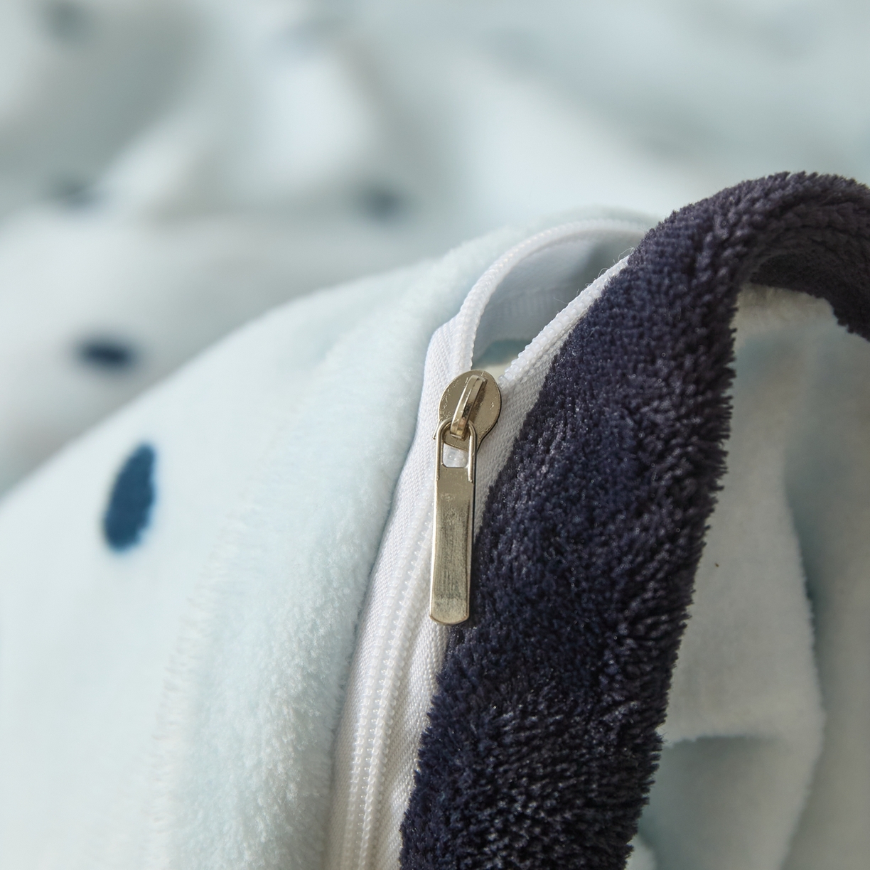 91家纺网 家纺一手货源 找家纺 禧禾 2025新款250G消光速暖绒印花断角拼色四件套-波尔卡（控价：到手价不能低于258） 波尔卡-云水蓝