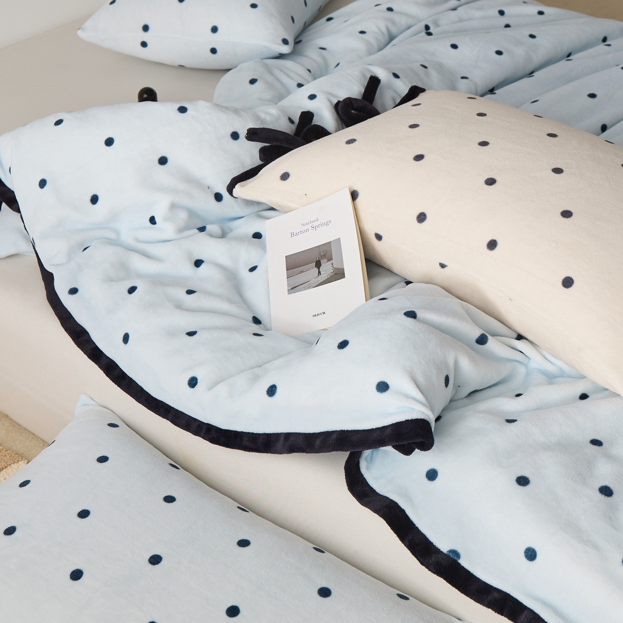 91家纺网 家纺一手货源 找家纺 禧禾 2025新款250G消光速暖绒印花断角拼色四件套-波尔卡（控价：到手价不能低于258） 波尔卡-云水蓝