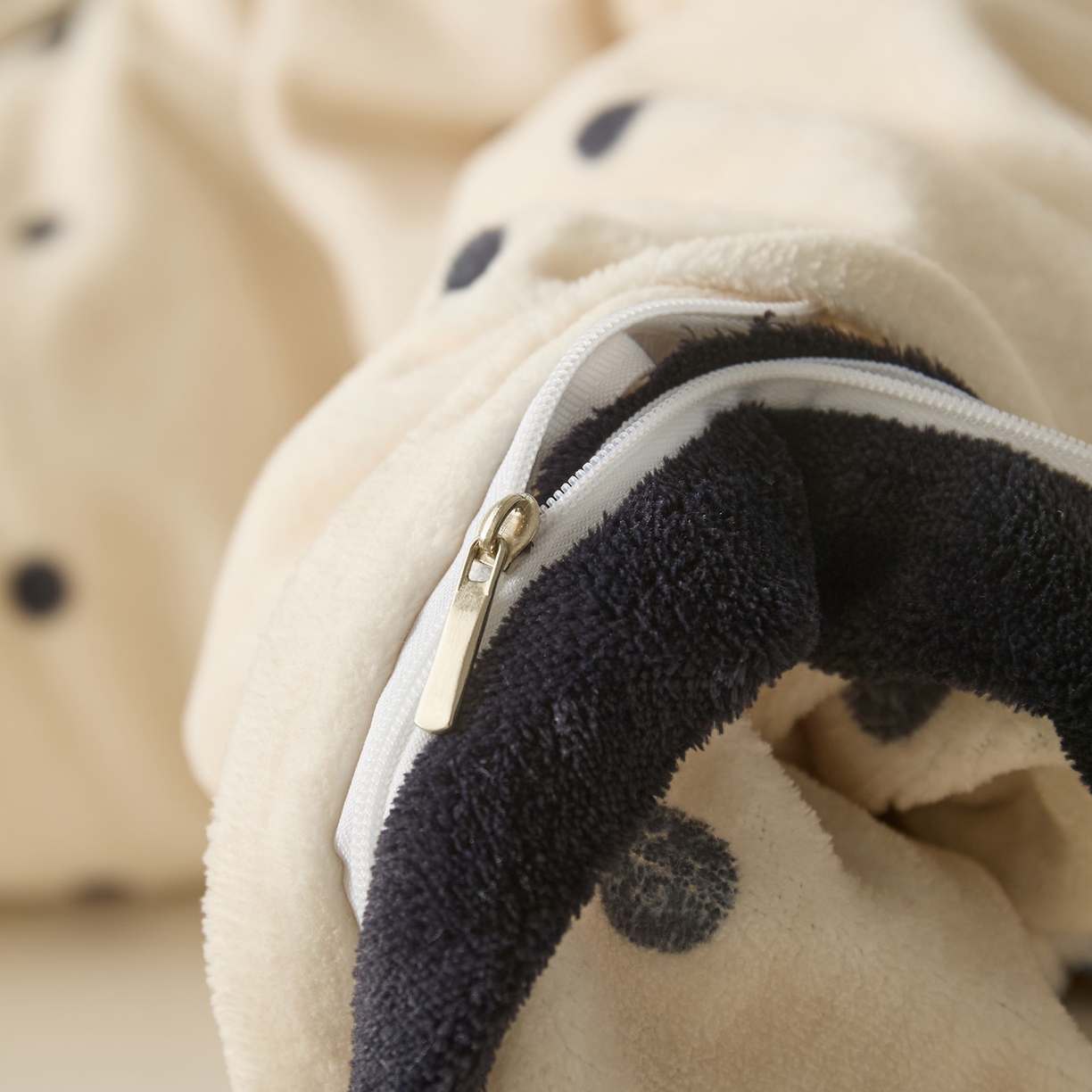 91家纺网 家纺一手货源 找家纺 禧禾 2025新款250G消光速暖绒印花断角拼色四件套-波尔卡（控价：到手价不能低于258） 波尔卡-斯托白