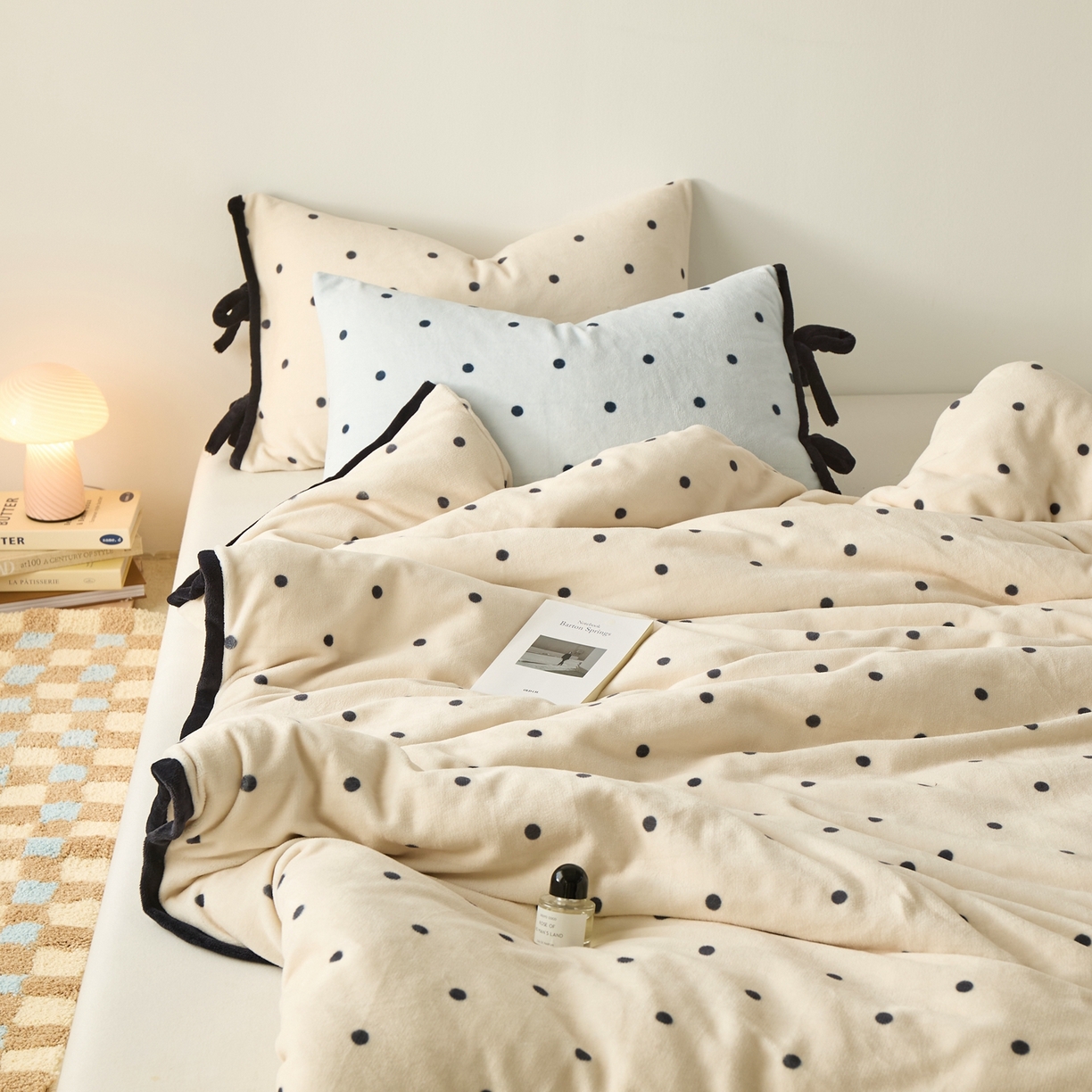 91家纺网 家纺一手货源 找家纺 禧禾 2025新款250G消光速暖绒印花断角拼色四件套-波尔卡（控价：到手价不能低于258） 波尔卡-斯托白