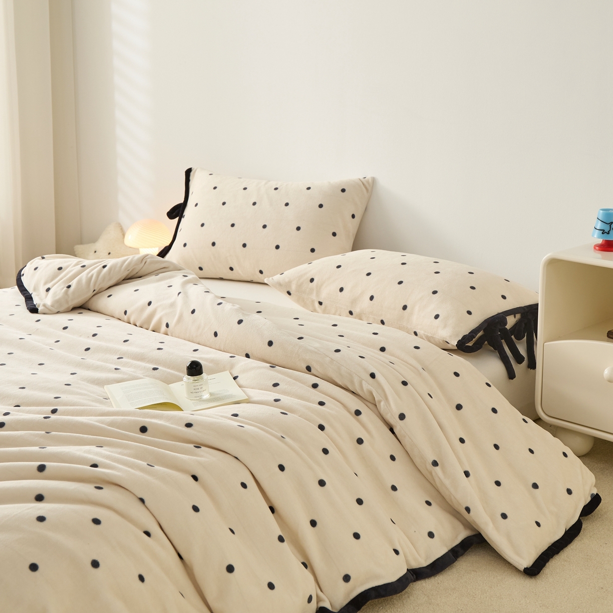 91家纺网 家纺一手货源 找家纺 禧禾 2025新款250G消光速暖绒印花断角拼色四件套-波尔卡（控价：到手价不能低于258） 波尔卡-斯托白