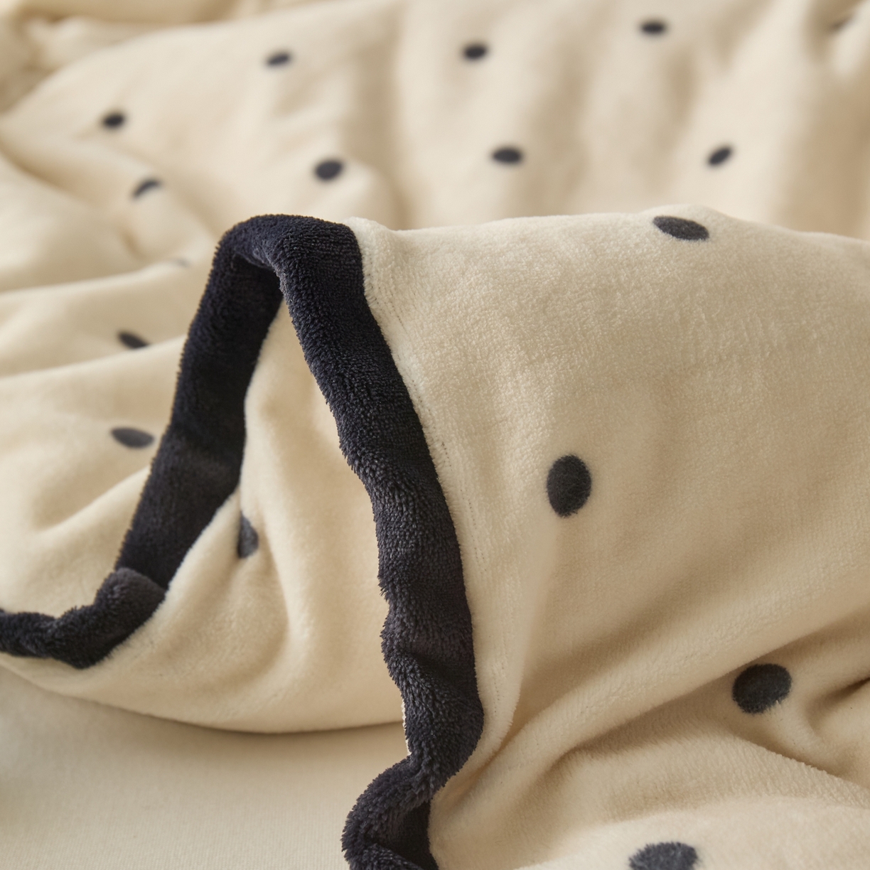 91家纺网 家纺一手货源 找家纺 禧禾 2025新款250G消光速暖绒印花断角拼色四件套-波尔卡（控价：到手价不能低于258） 波尔卡-斯托白