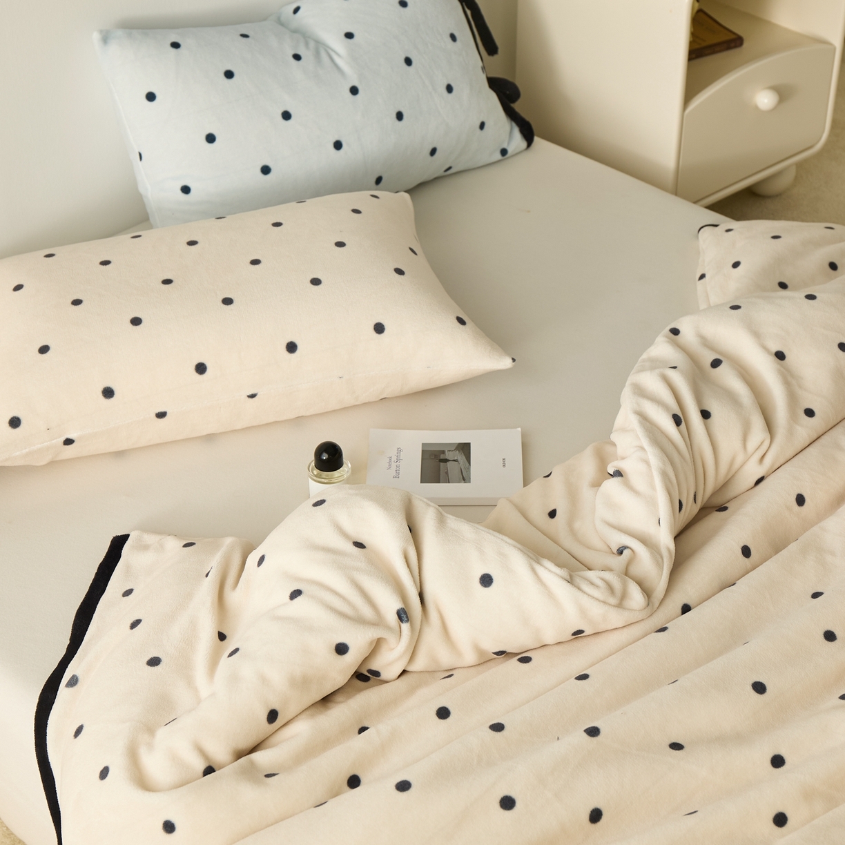 91家纺网 家纺一手货源 找家纺 禧禾 2025新款250G消光速暖绒印花断角拼色四件套-波尔卡（控价：到手价不能低于258） 波尔卡-斯托白