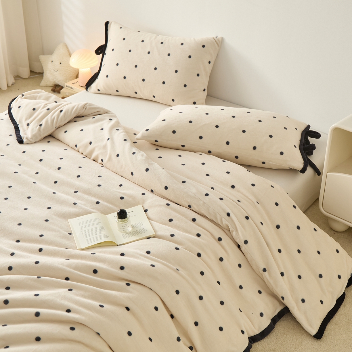 91家纺网 家纺一手货源 找家纺 禧禾 2025新款250G消光速暖绒印花断角拼色四件套-波尔卡（控价：到手价不能低于258） 波尔卡-斯托白