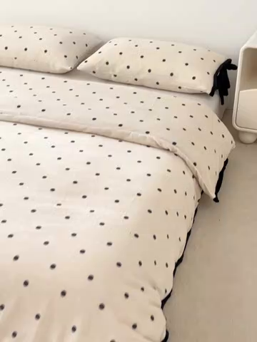 91家纺网 家纺一手货源 找家纺 禧禾 2025新款250G消光速暖绒印花断角拼色四件套-波尔卡（控价：到手价不能低于258） 波尔卡-斯托白