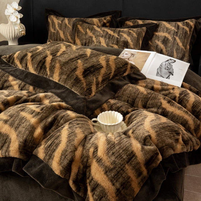 91家纺网 家纺一手货源 找家纺 九花鹿 2024新款A类宽边工艺款丹麦兔毛绒牛奶绒四件套 宽边丹麦兔绒-斑马