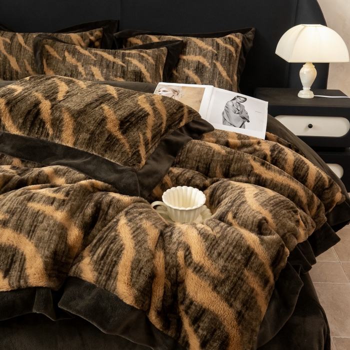 91家纺网 家纺一手货源 找家纺 九花鹿 2024新款A类宽边工艺款丹麦兔毛绒牛奶绒四件套 宽边丹麦兔绒-斑马