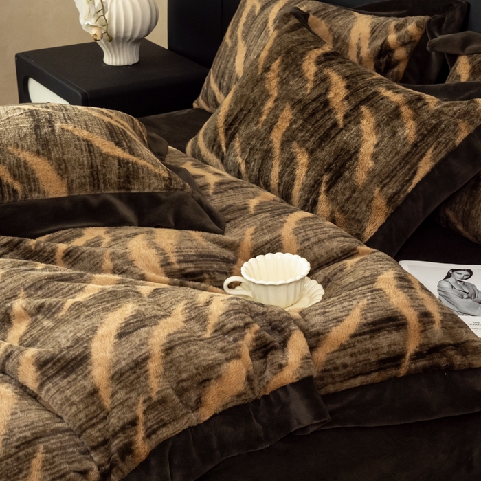 91家纺网 家纺一手货源 找家纺 九花鹿 2024新款A类宽边工艺款丹麦兔毛绒牛奶绒四件套 宽边丹麦兔绒-斑马