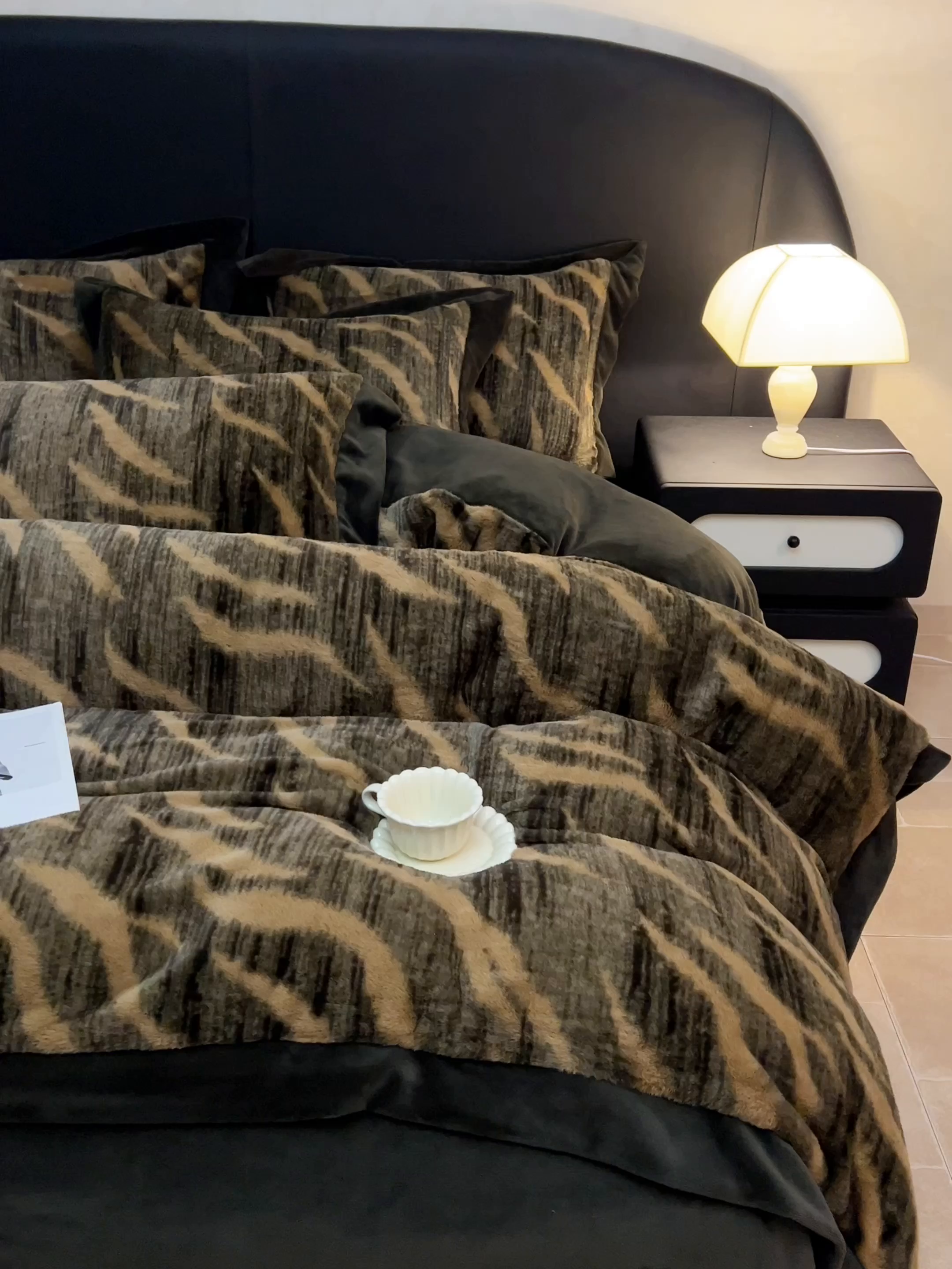 91家纺网 家纺一手货源 找家纺 九花鹿 2024新款A类宽边工艺款丹麦兔毛绒牛奶绒四件套 宽边丹麦兔绒-斑马