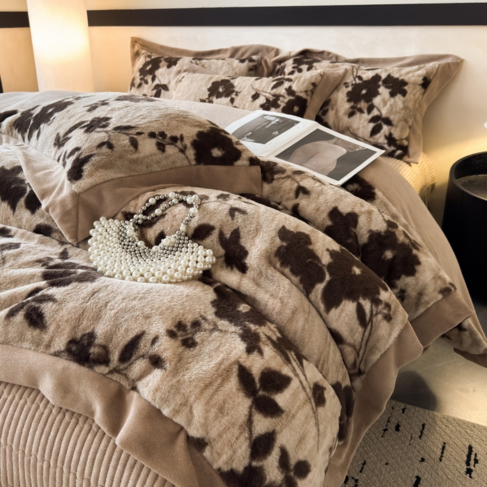 91家纺网 家纺一手货源 找家纺 九花鹿 2024新款A类宽边工艺款丹麦兔毛绒牛奶绒四件套 宽边丹麦兔绒-佛洛拉