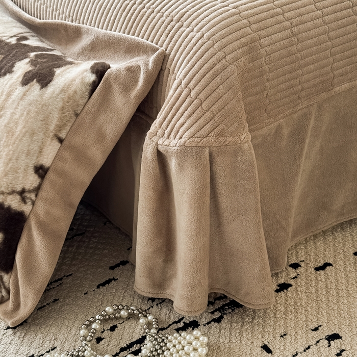 91家纺网 家纺一手货源 找家纺 九花鹿 2024新款A类宽边工艺款丹麦兔毛绒牛奶绒四件套 宽边丹麦兔绒-佛洛拉