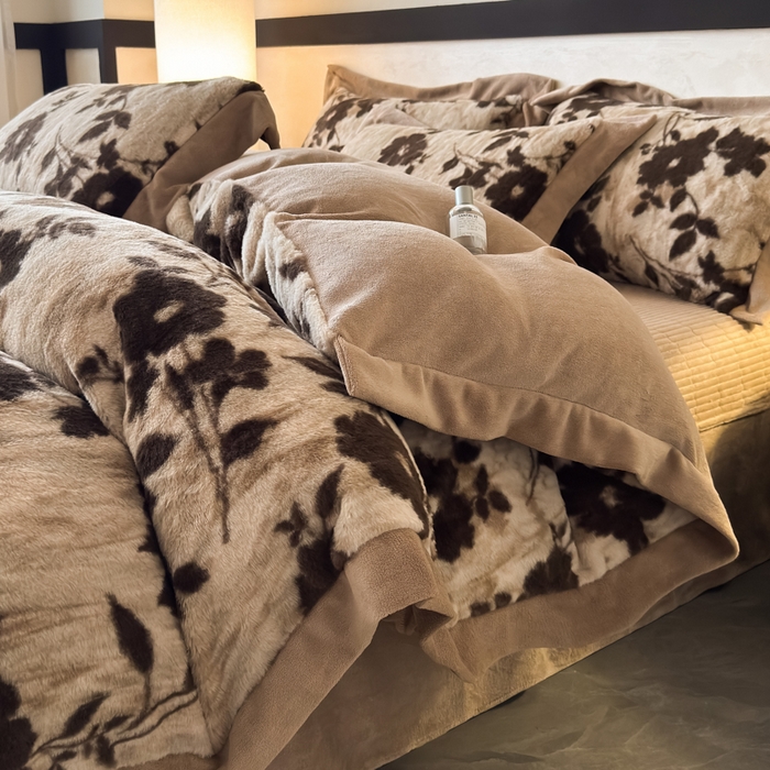 91家纺网 家纺一手货源 找家纺 九花鹿 2024新款A类宽边工艺款丹麦兔毛绒牛奶绒四件套 宽边丹麦兔绒-佛洛拉