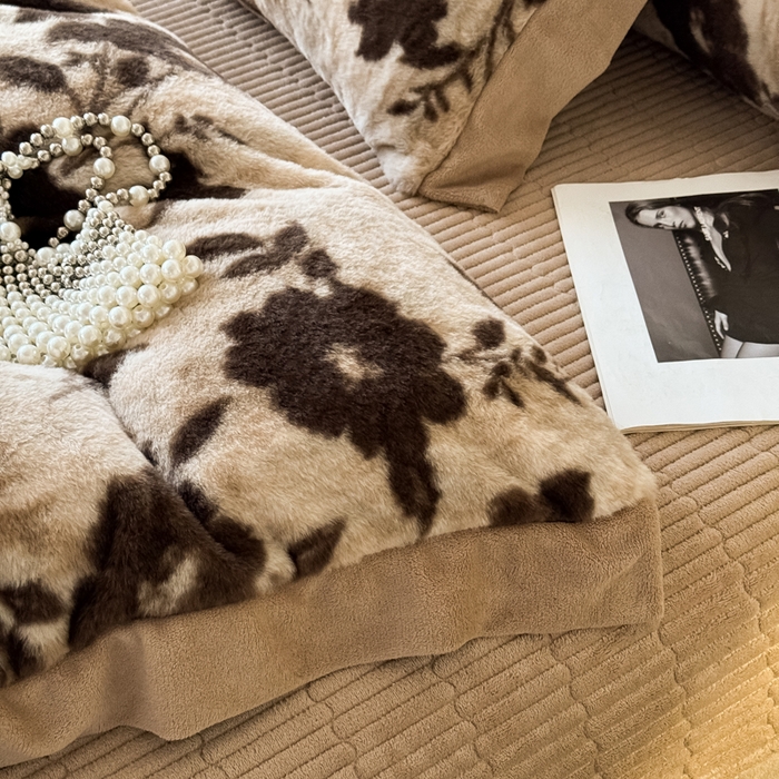 91家纺网 家纺一手货源 找家纺 九花鹿 2024新款A类宽边工艺款丹麦兔毛绒牛奶绒四件套 宽边丹麦兔绒-佛洛拉