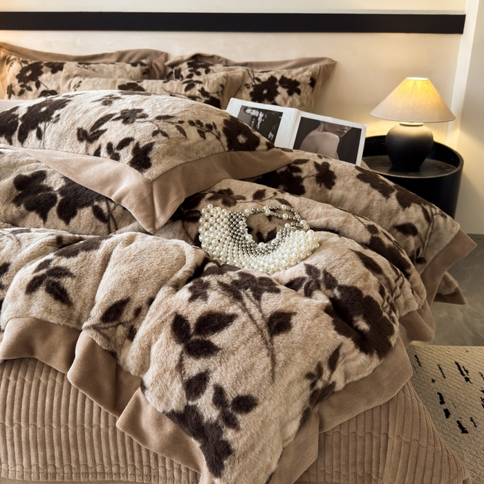 91家纺网 家纺一手货源 找家纺 九花鹿 2024新款A类宽边工艺款丹麦兔毛绒牛奶绒四件套 宽边丹麦兔绒-佛洛拉