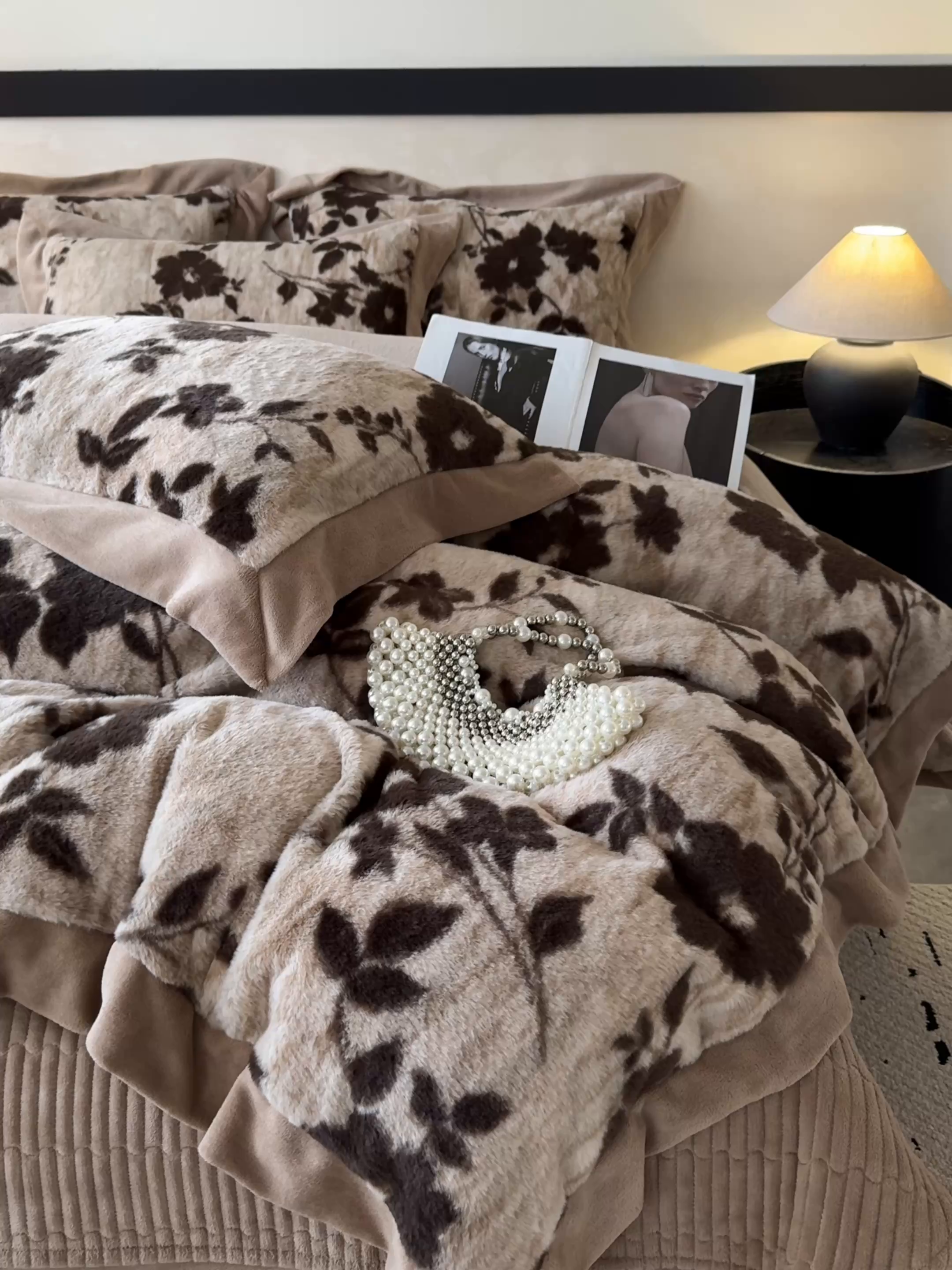 91家纺网 家纺一手货源 找家纺 九花鹿 2024新款A类宽边工艺款丹麦兔毛绒牛奶绒四件套 宽边丹麦兔绒-佛洛拉