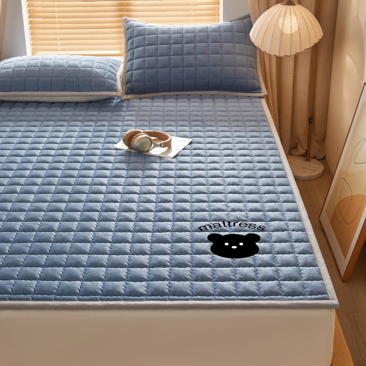 91家纺网 家纺一手货源 找家纺 芊梵床垫 2025新款牛奶绒褥子系列-烫画版 烫画-宾利蓝