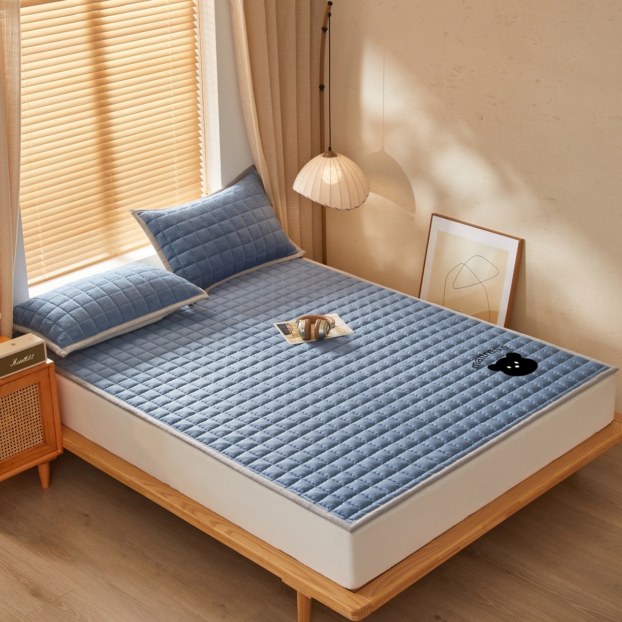 91家纺网 家纺一手货源 找家纺 芊梵床垫 2025新款牛奶绒褥子系列-烫画版 烫画-宾利蓝